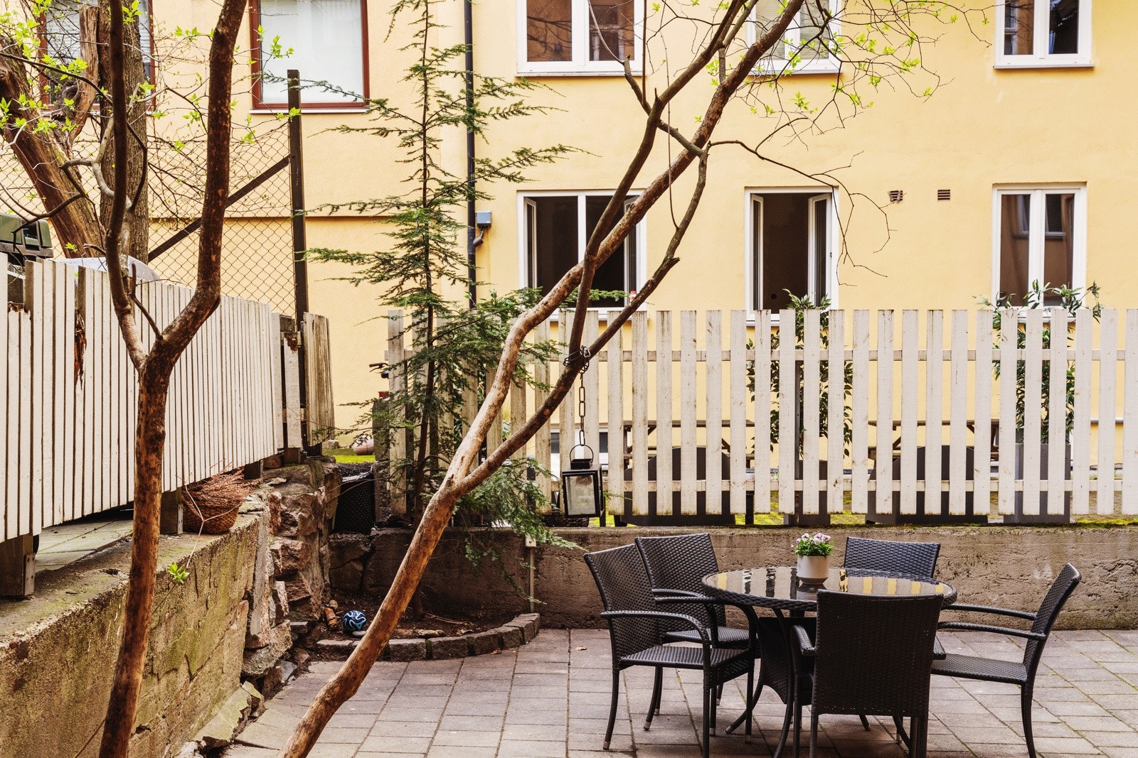 Bakgård. Galleribilde