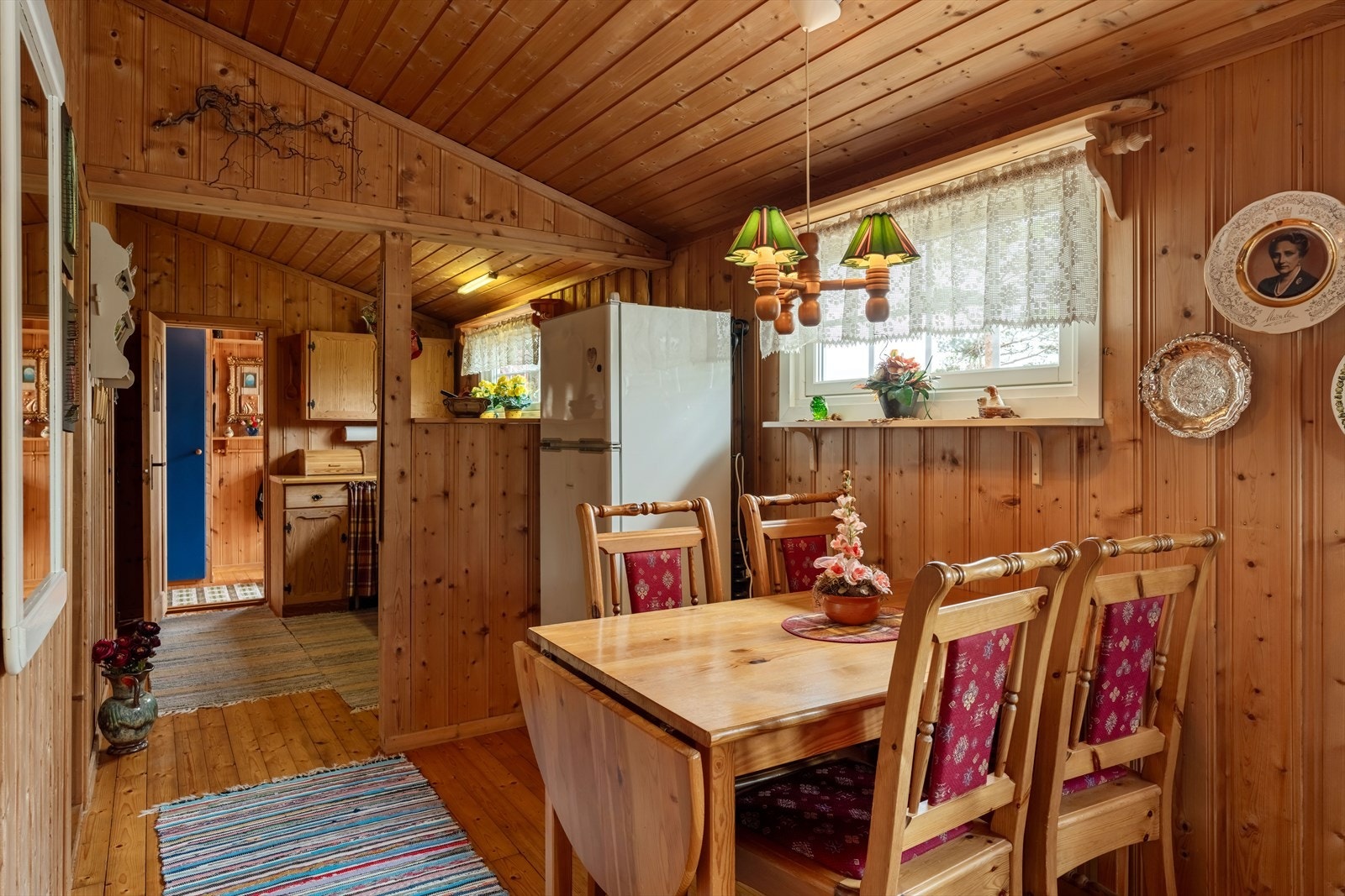 Hytta har en hyggelig spisegruppe plassert mellom kjøkken og stue, et naturlig samlingspunkt for måltider og sosialt samvær Galleribilde