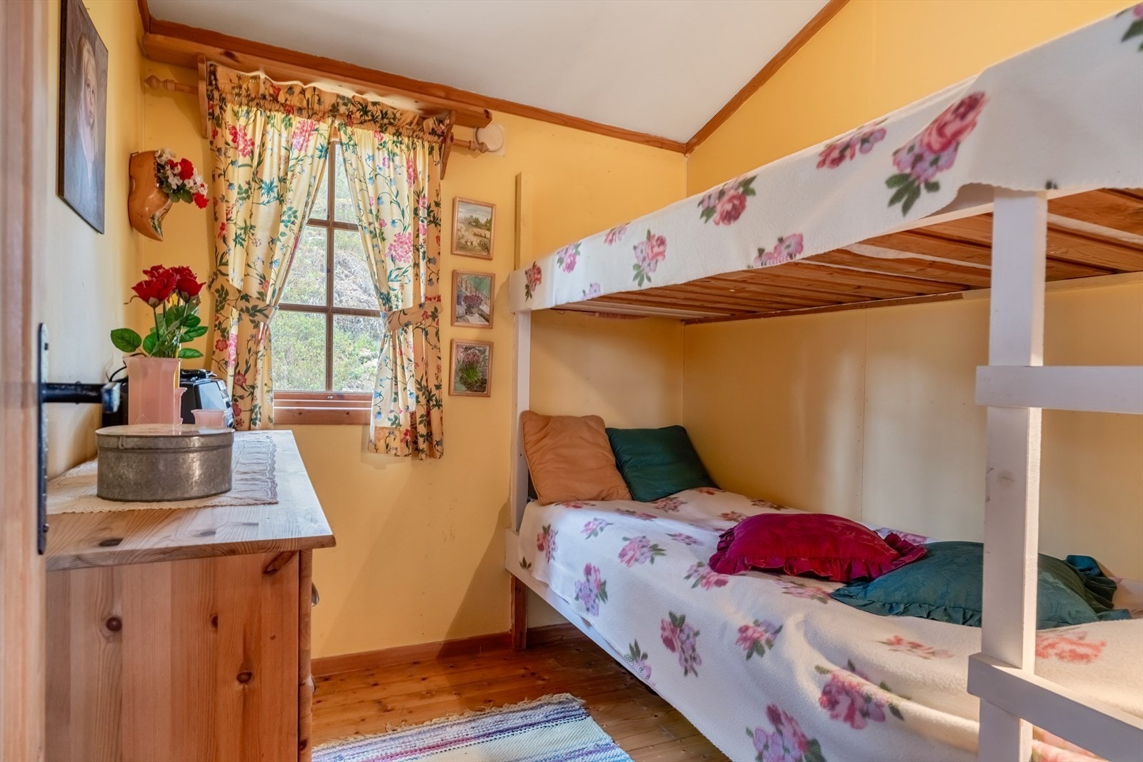 Hytta har flere sengeplasser og tilbyr overnattingsmuligheter for både familie og gjester Galleribilde