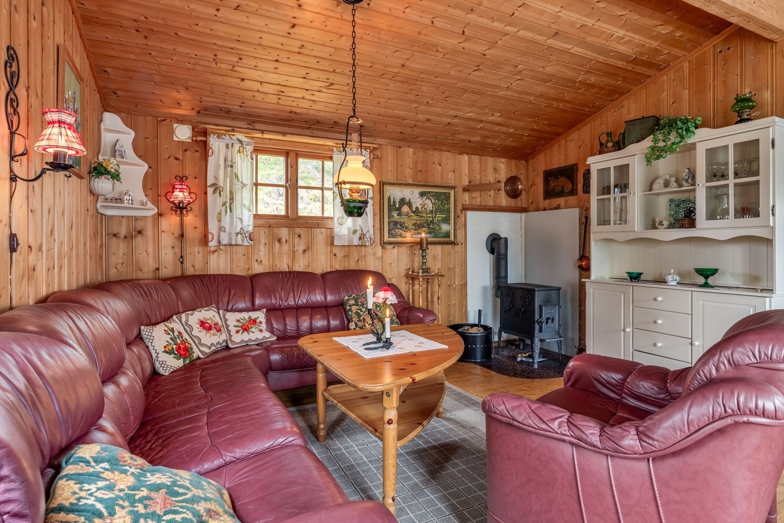 Vedfyring gir hytta den ekte, lune stemningen Galleribilde