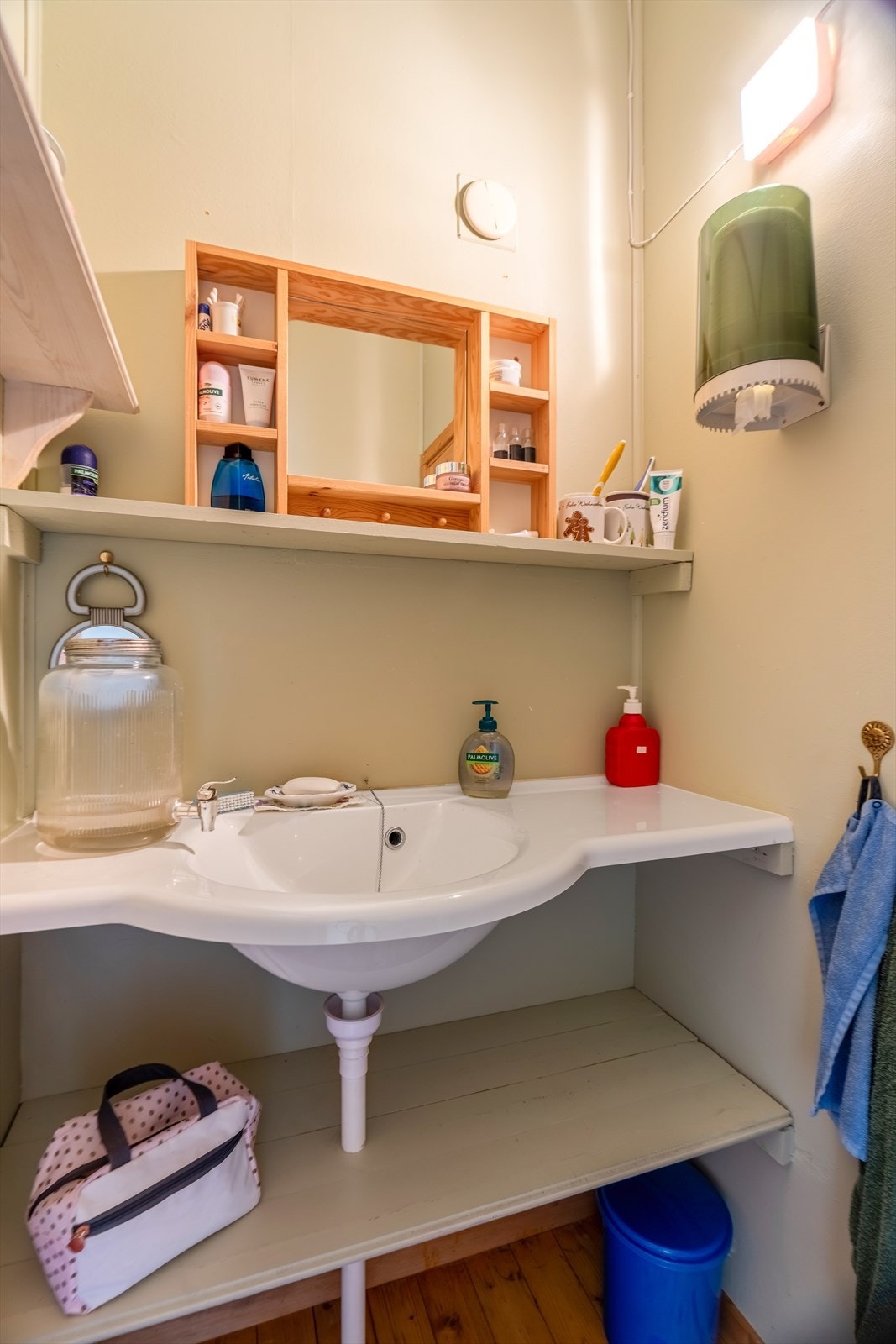 Eget rom for stell, praktisk innredet med vask og oppbevaringsmuligheter Galleribilde