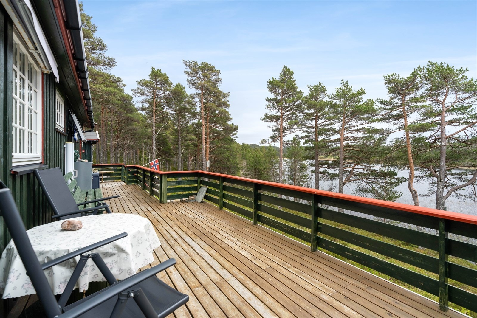 Fra terrassen kan man nyte den fine utsikten Galleribilde