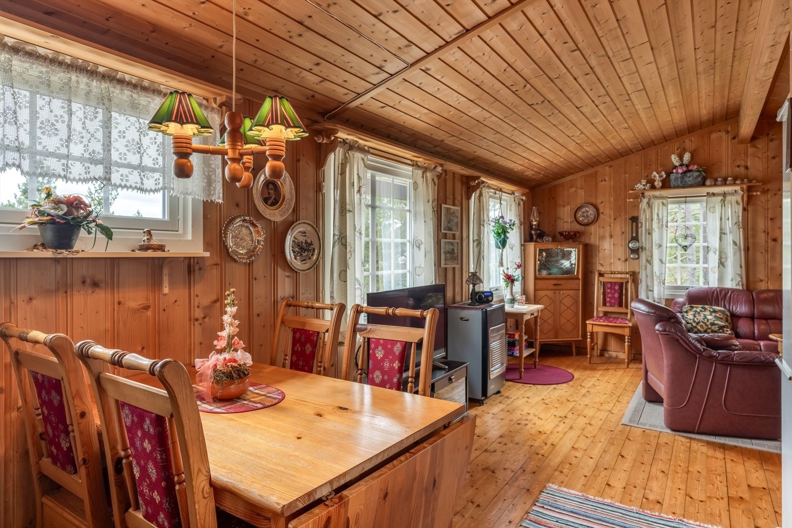 Spisegruppa ligger fint plassert mellom kjøkkenet og stua Galleribilde