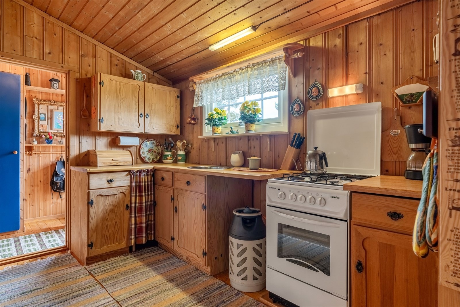 Kjøkkenet er praktisk adskilt fra stuen Galleribilde