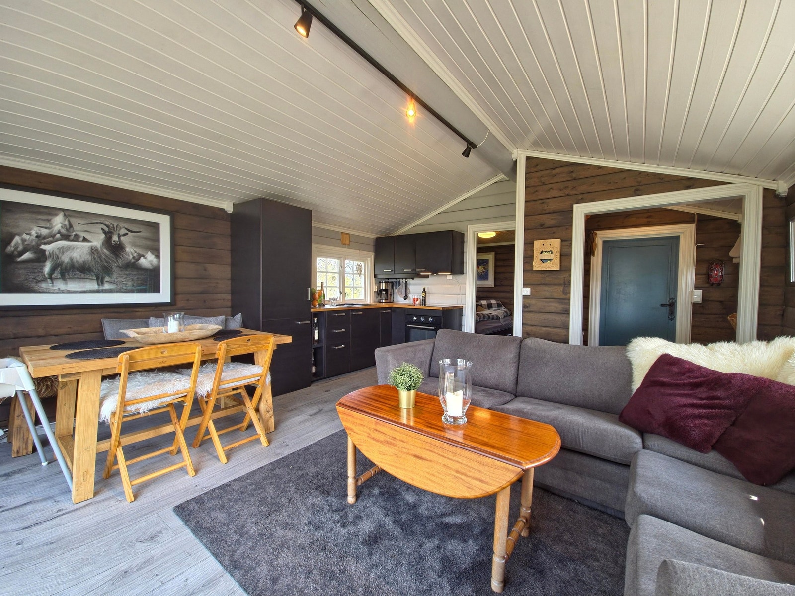 Stue, kjøkken, spiseplass og gang Galleribilde