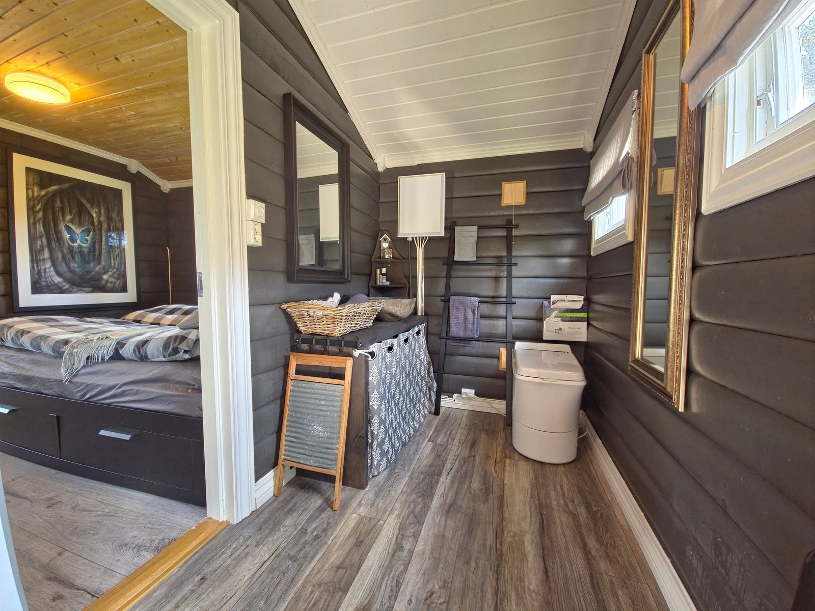 Bad med Cinderella toalett på strøm. Inngang soverom Galleribilde