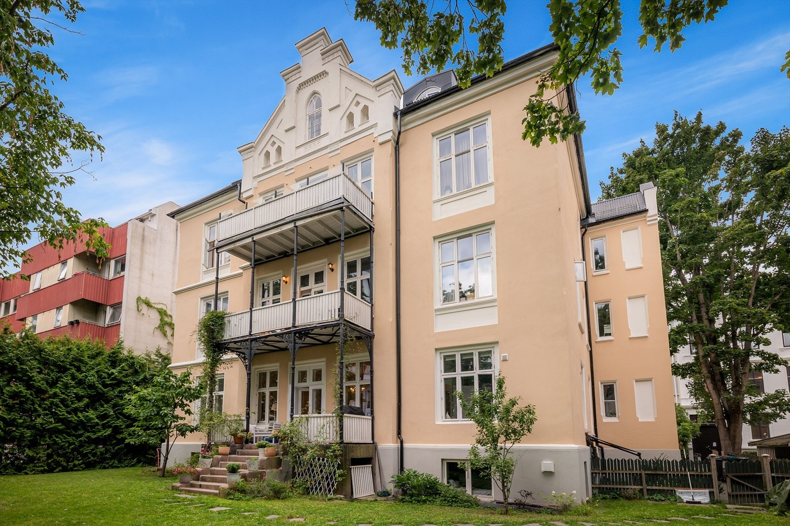 Nydelig bygård fra sent 1800-tallet - Bortgjemt i blindvei, omkranset av grøntarealer Galleribilde