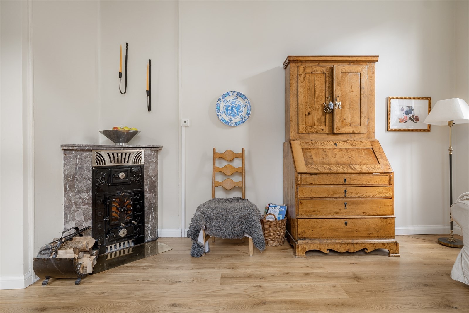 I stuen har du originalt ildsted, tilkoblet mursteinspipe med nyere stålrør innvendig. Galleribilde