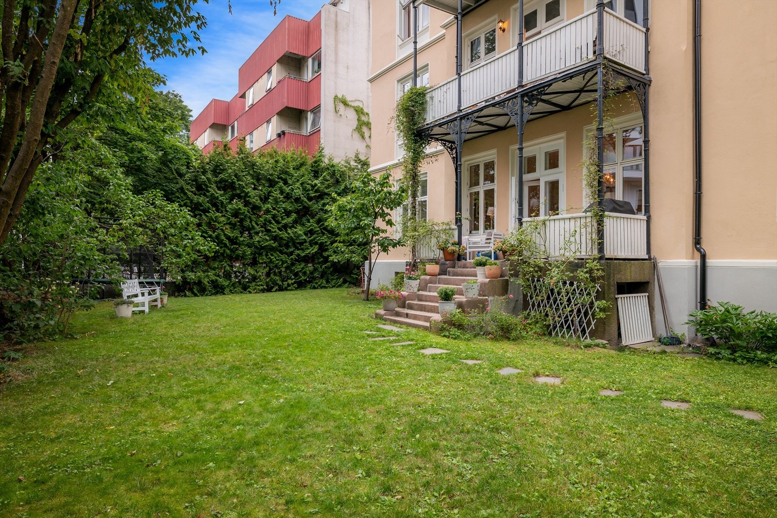 Stor, felles hage som ligger skjermet og stille til Galleribilde