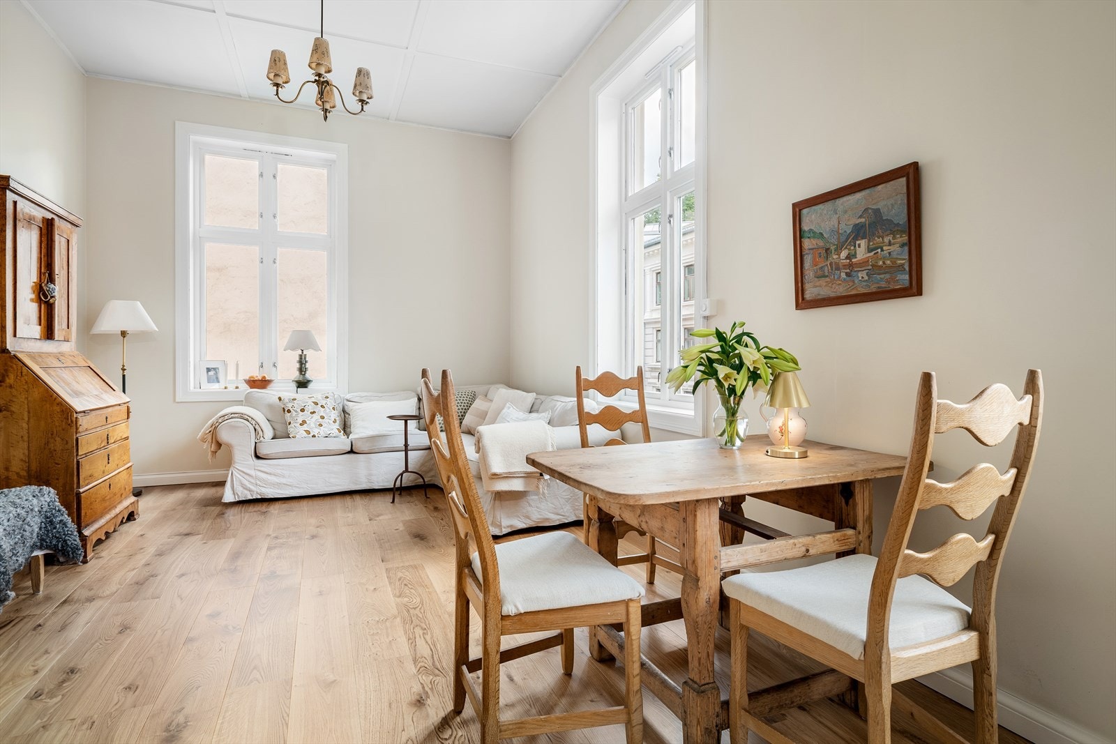 Hjørneleilighet med optimal planløsning og herlig atmosfære - Merk takhøyden på over tre meter og lyset (delvis overskyet på fotodag) Galleribilde