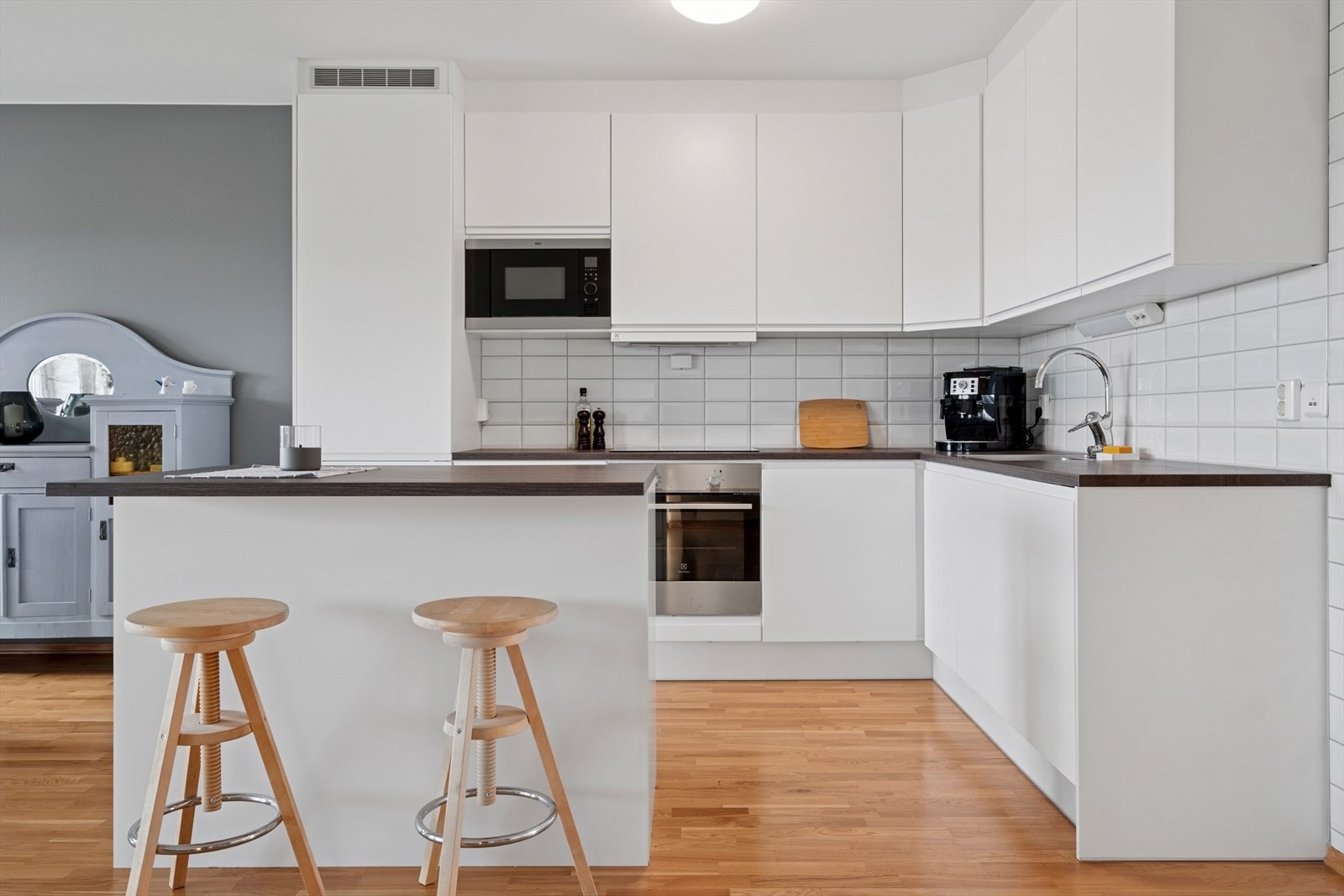 Kjøkkenet har rikelig med skap og benkeplass. Galleribilde