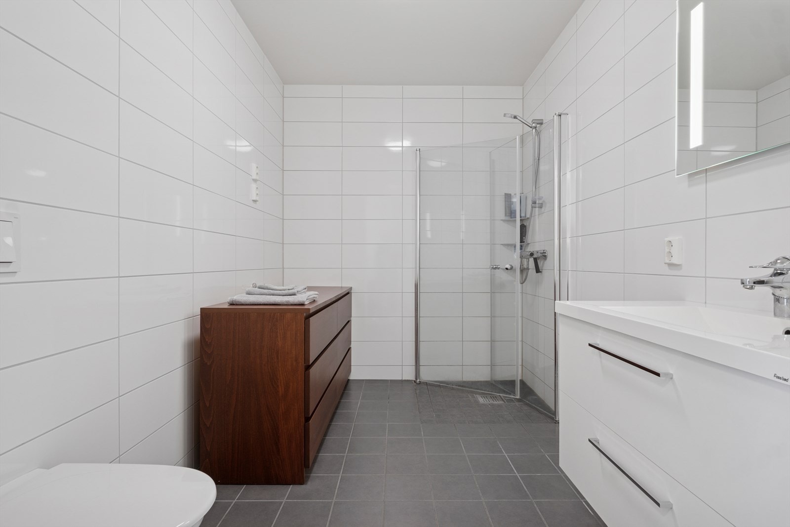 Flislagt baderom på 6 m². Med innfellbare dusjvegger. Galleribilde