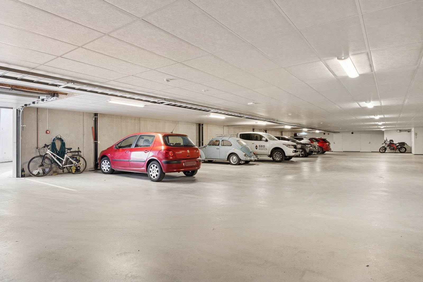 Parkering i felles parkeringskjeller. Galleribilde