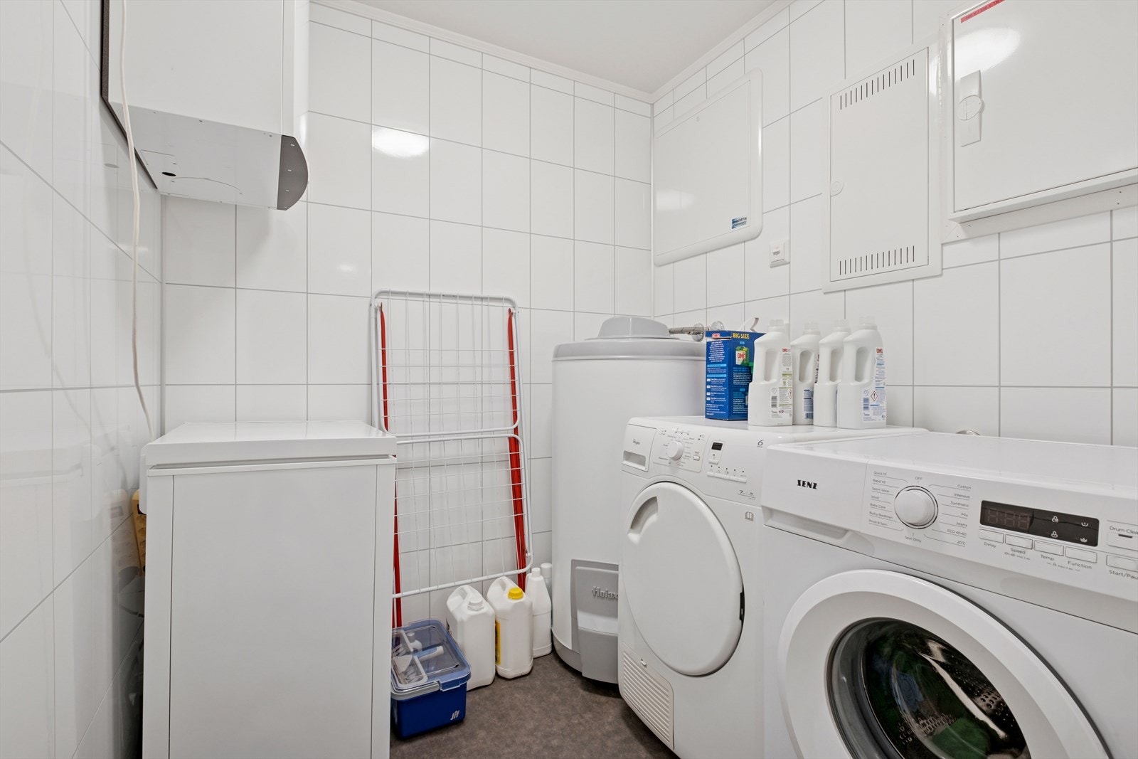 Praktisk separat vaskerom. Vaskerommet fungerer også som et teknisk rom. Galleribilde