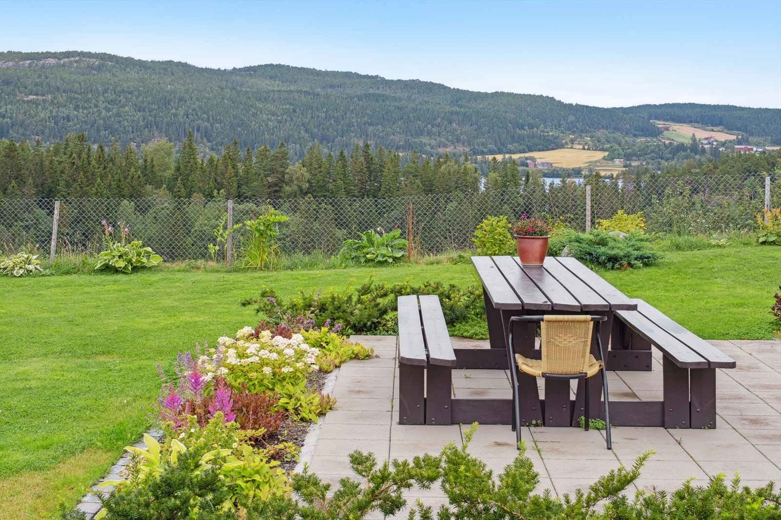 Det er satt opp benker som fritt kan benyttes. Galleribilde