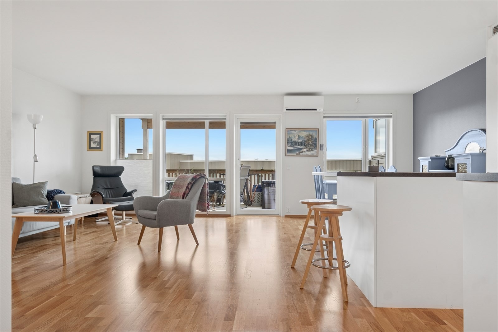 Leiligheten har en romslig åpen stue-/kjøkkenløsning. Galleribilde