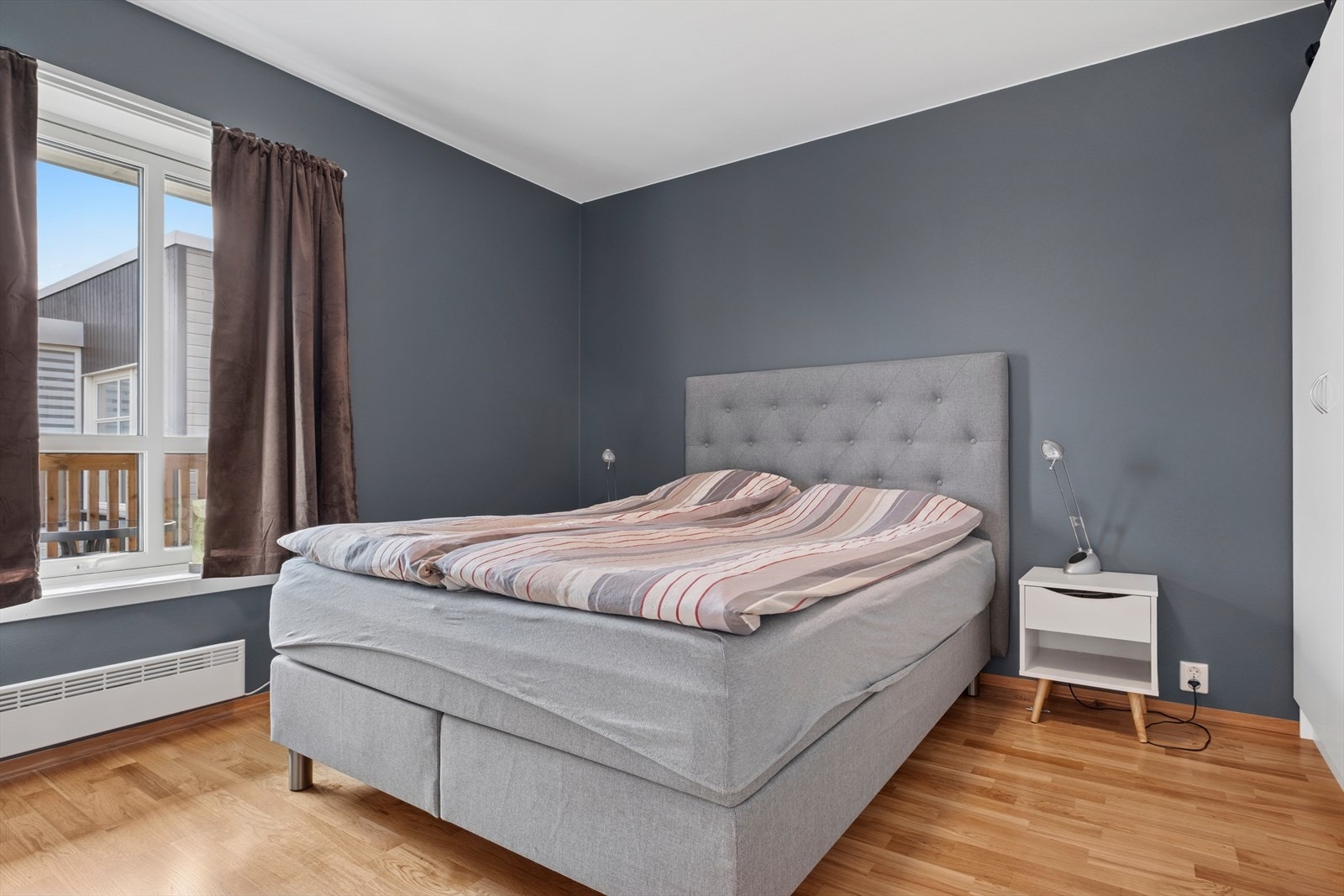 Romslig hovedsoverom med god plass til dobbeltseng og garderobe. Galleribilde