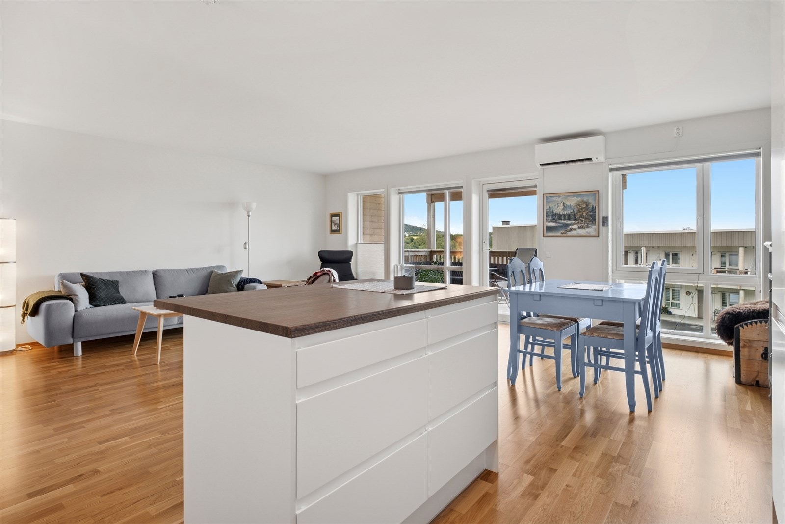 Praktisk varmepumpe til oppvarming på vinteren og nedkjøling på sommeren. Galleribilde