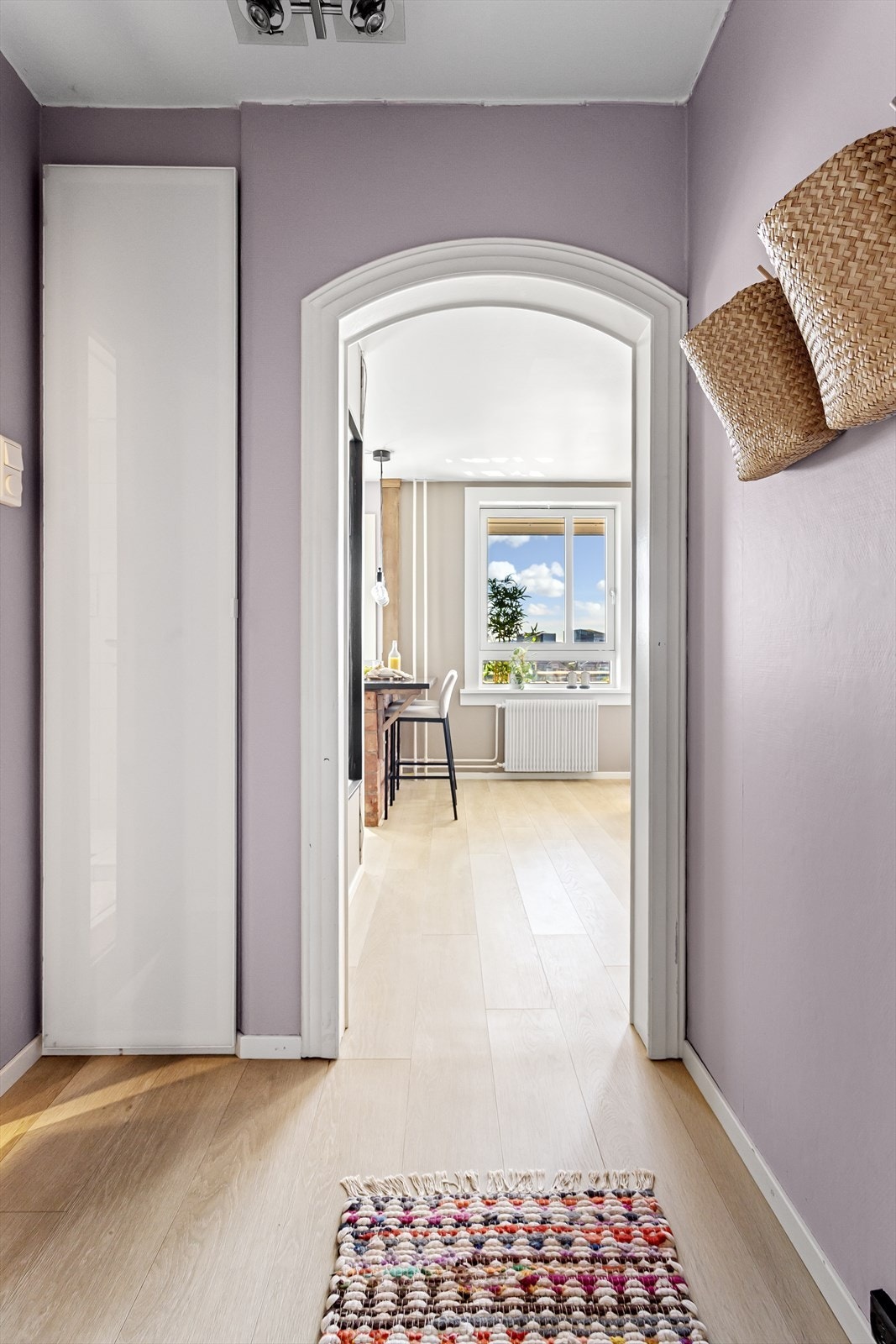 Entrè med plass til oppbevaring av sko og yttertøy. Leiligheten disponerer også to boder, en i kjeller og en på loft Galleribilde