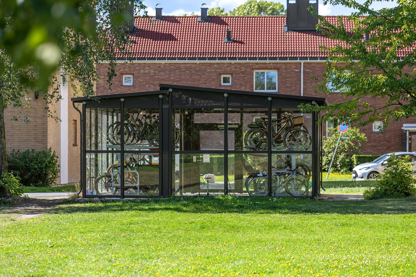 Sykkelparkering utenfor bygget Galleribilde
