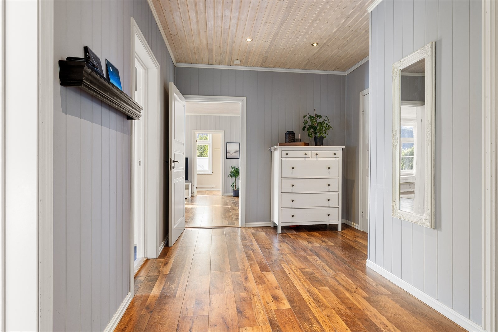 Gang med inngang til kjøkken/spisestue, stue og tre soverom. Galleribilde