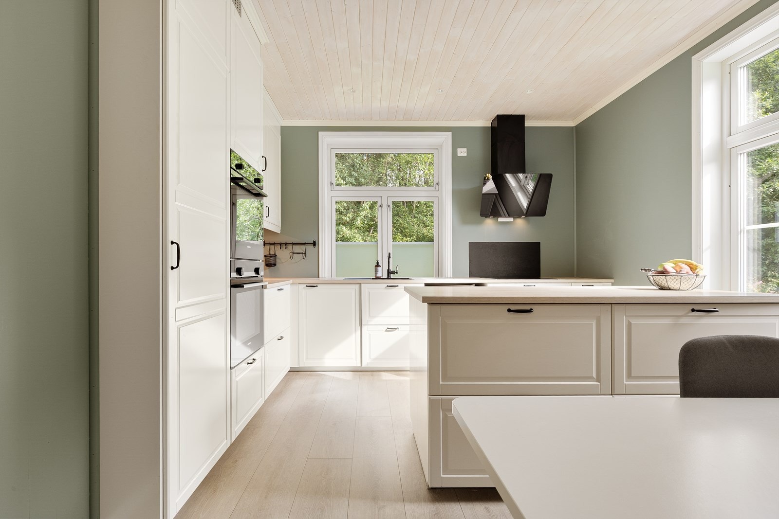 Integrert oppvaskmaskin, to stekeovner og kjøleskap/fryser. Galleribilde