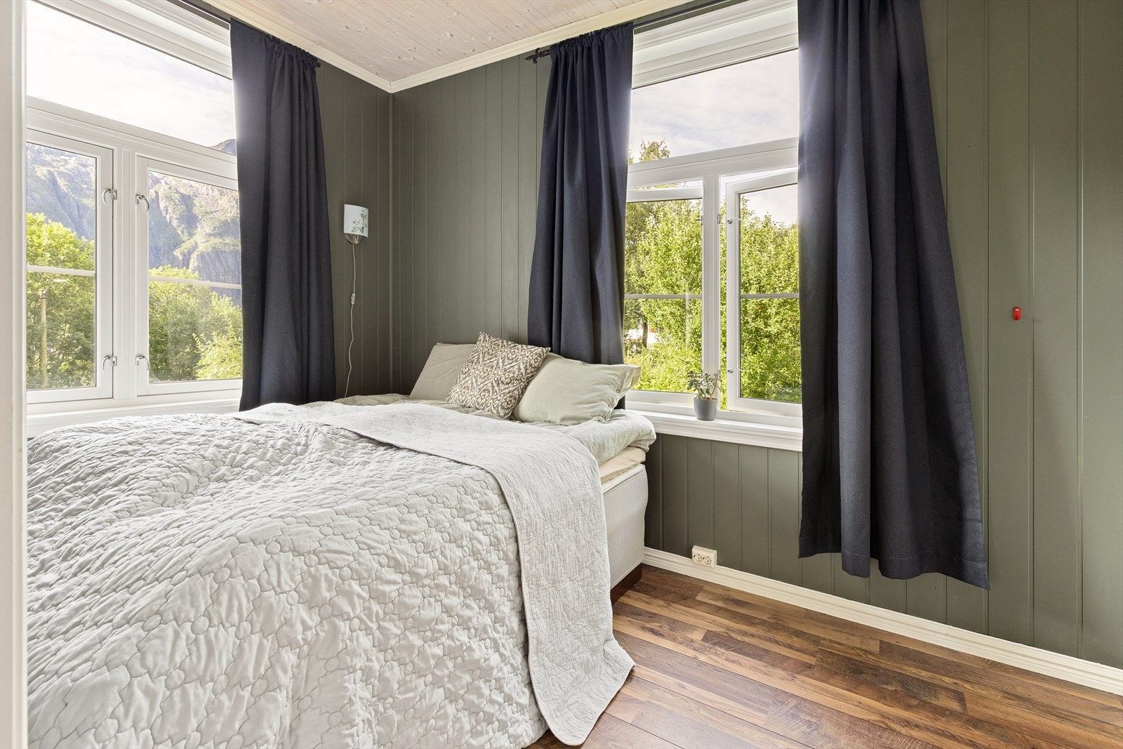 Hovedsoverom med to vinduer som gir godt med belysning og god utsikt. Galleribilde