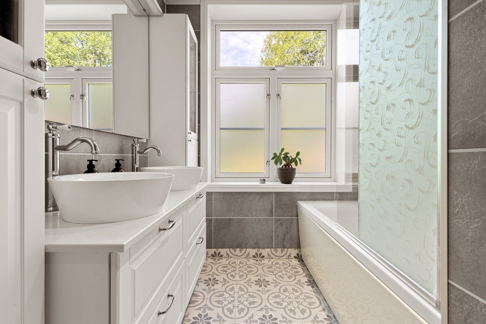 Modernisert flislagt bad. Ferdigstilt i 2020. Galleribilde