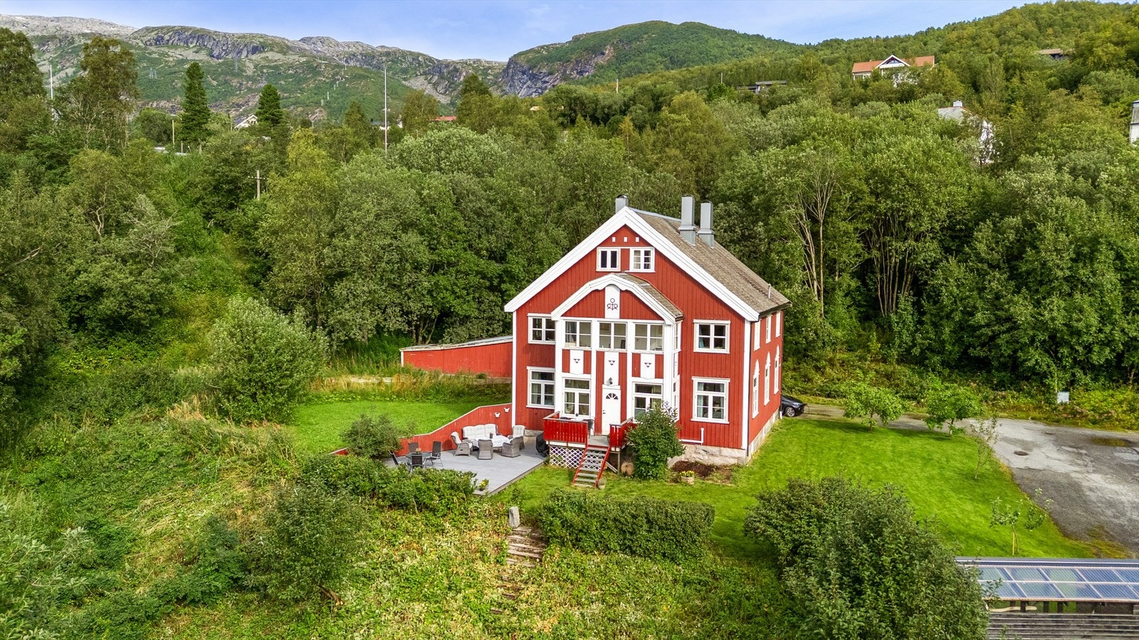 Stor og flott tomt med koselig uteområde. God plass til grill og sittegruppe/spisegruppe. Galleribilde