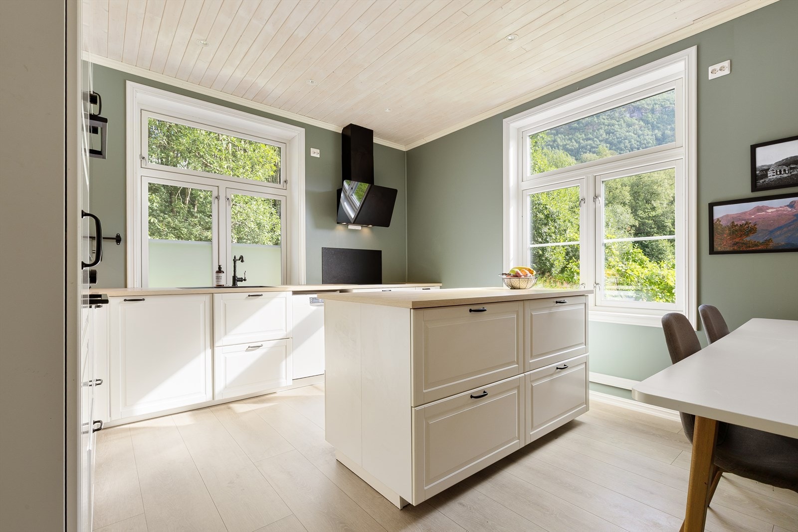 Modernisert kjøkken med store vindusflater som gir god belysning. Galleribilde