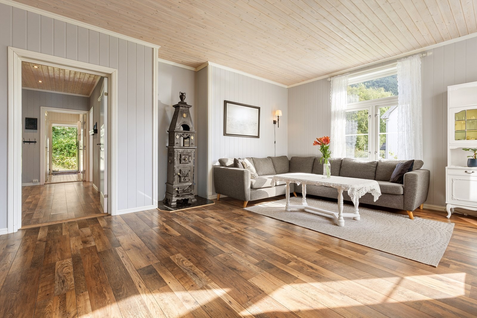 Romslig stue med god plass til sofagruppe. Galleribilde