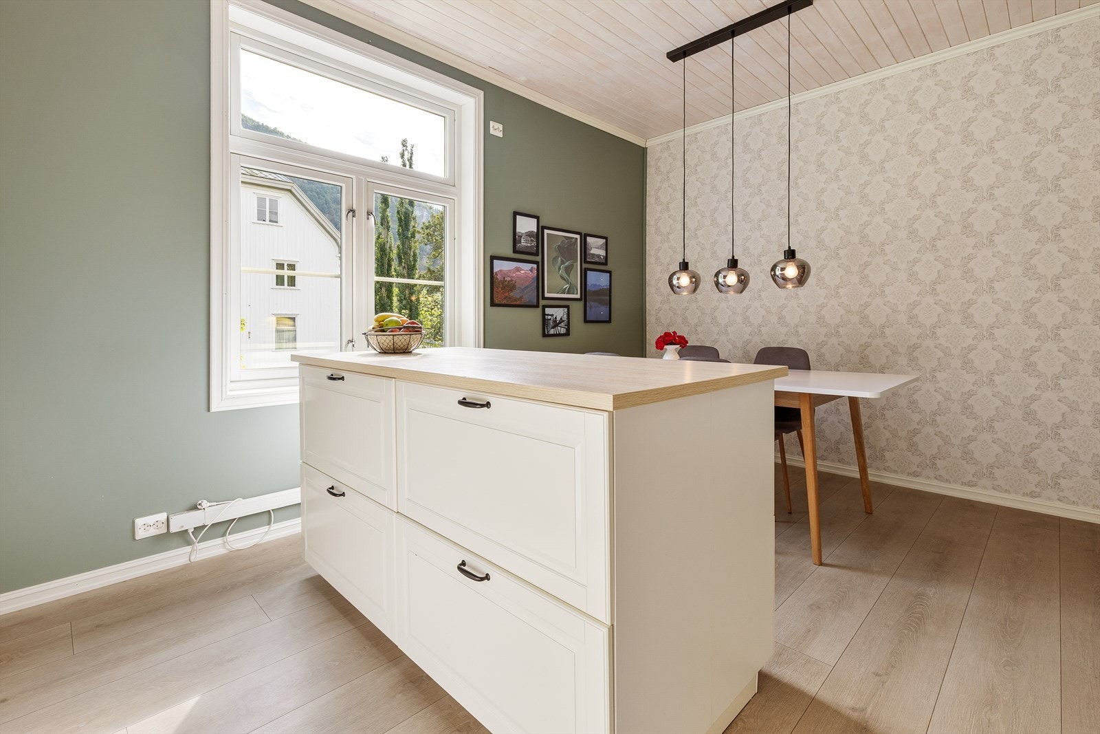 Kjøkkenøy med ekstra benkeplass og oppbevaring. Galleribilde