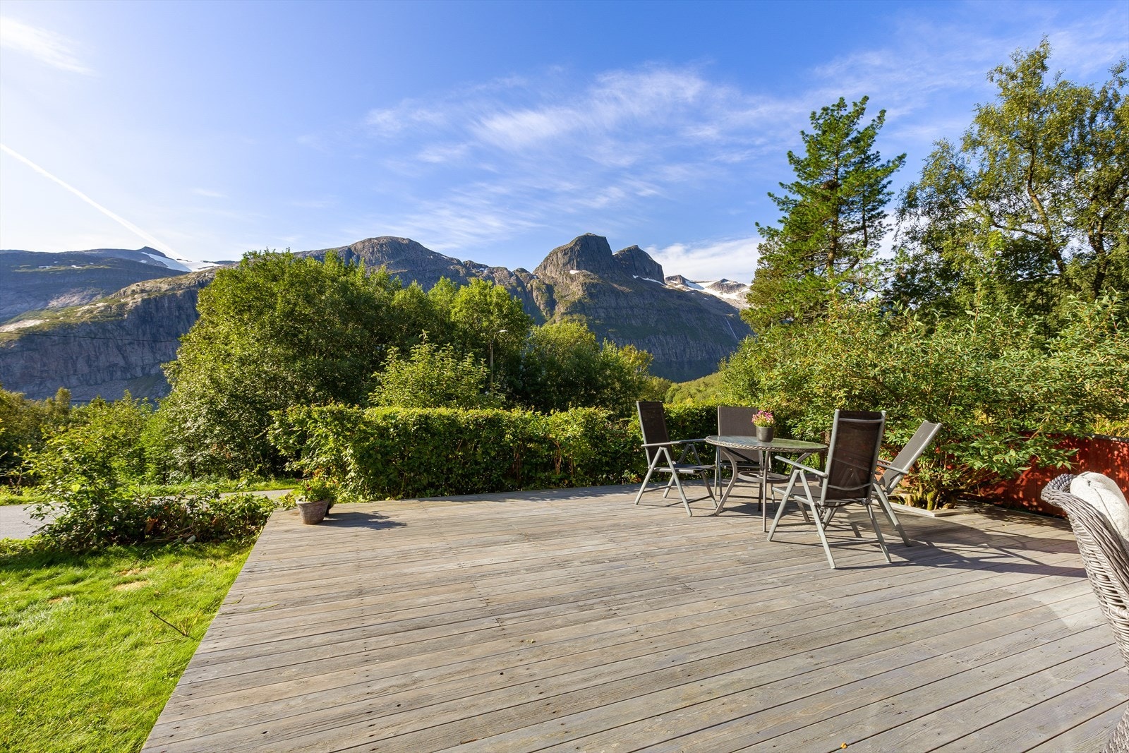 Flott platting perfekt for utemøbler og grill. Galleribilde