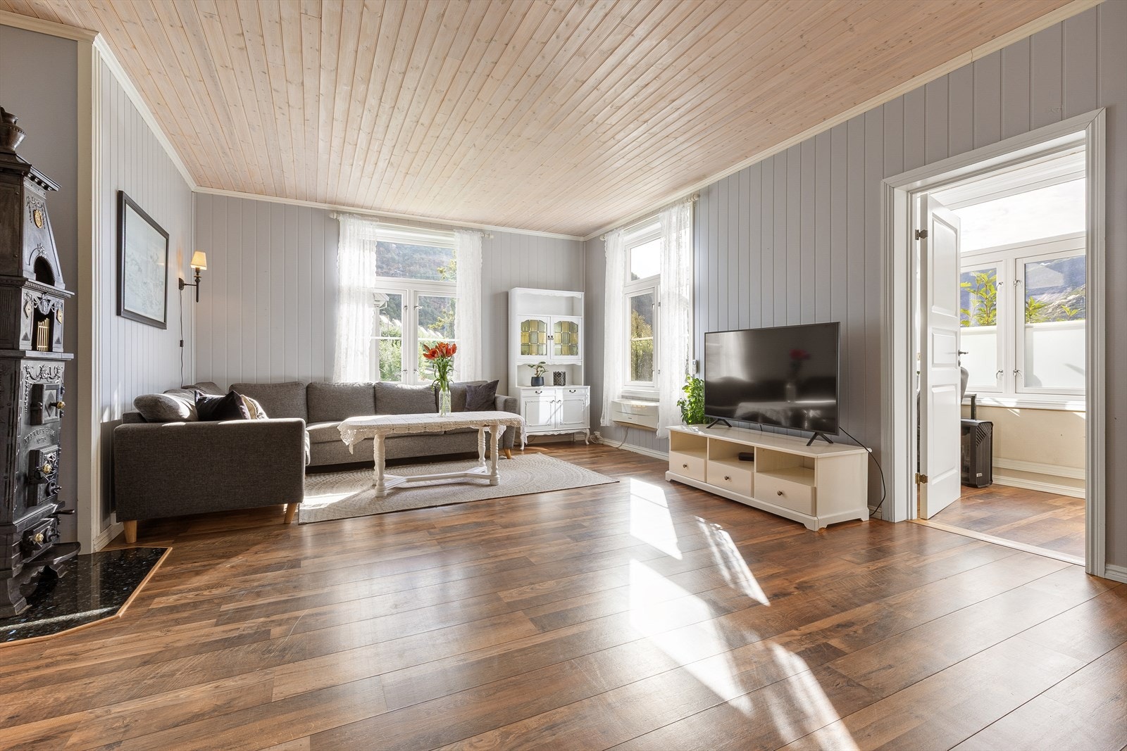 Store vindusflater som gir fin belysning i stuen. Galleribilde