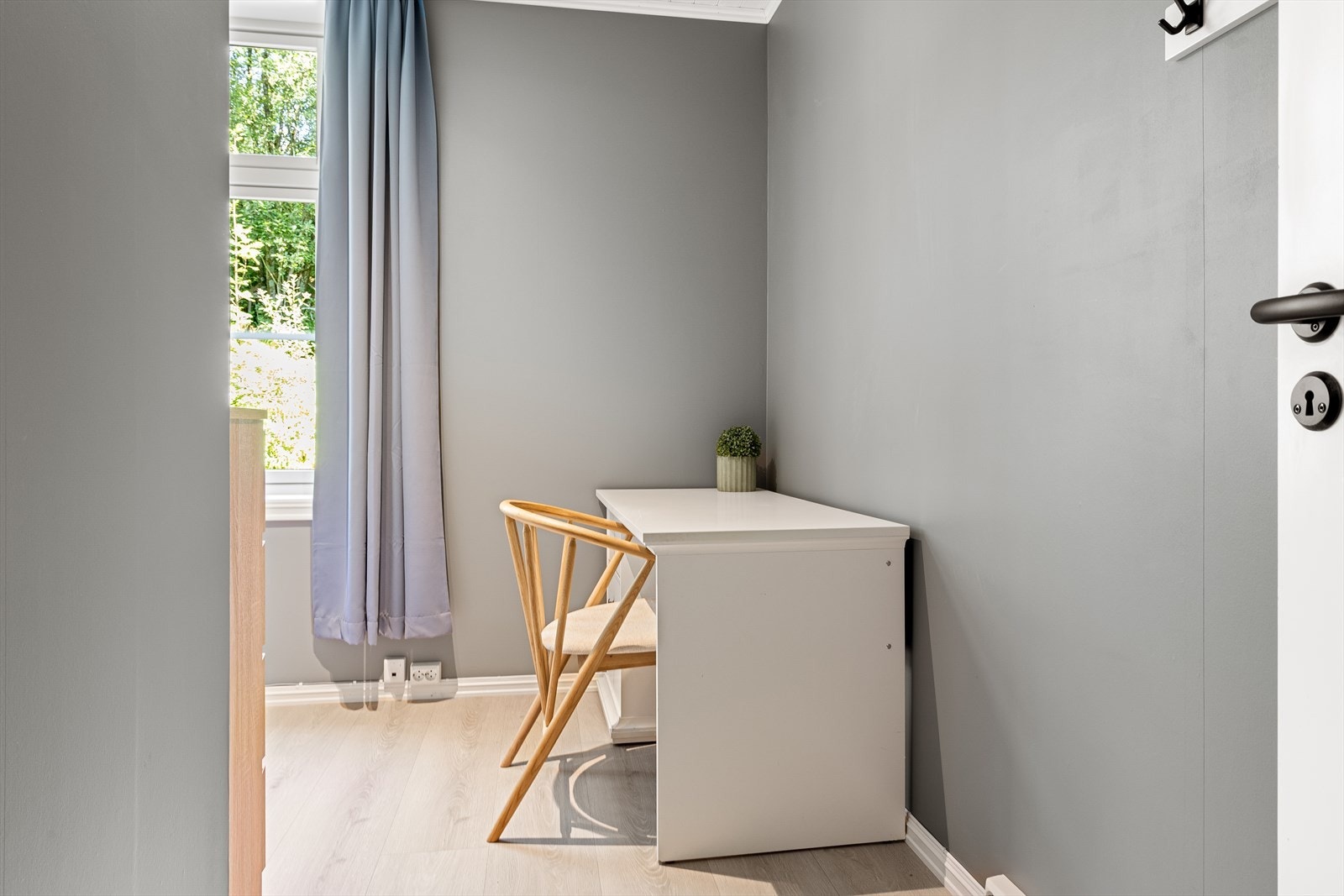 Soverom 2 - God plass til skrivebord for hjemmekontor eller skolearbeid. Galleribilde