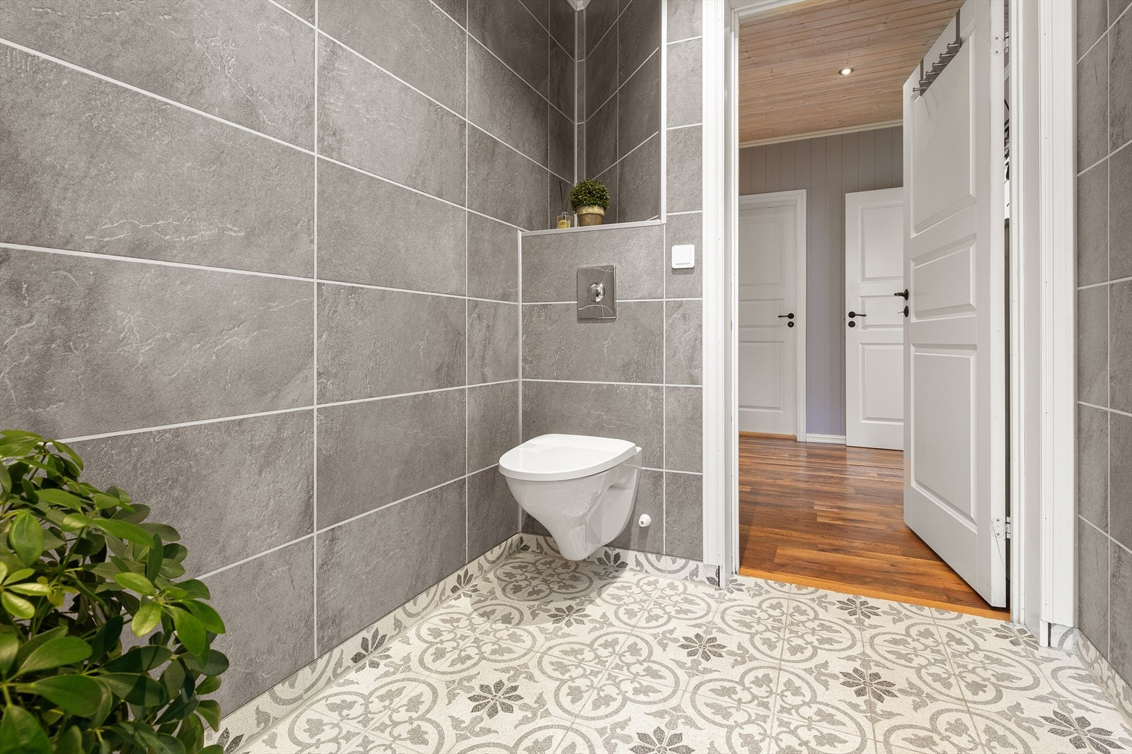 Vegghengt innebygget WC og opplegg for vaskemaskin og tørketrommel. Galleribilde