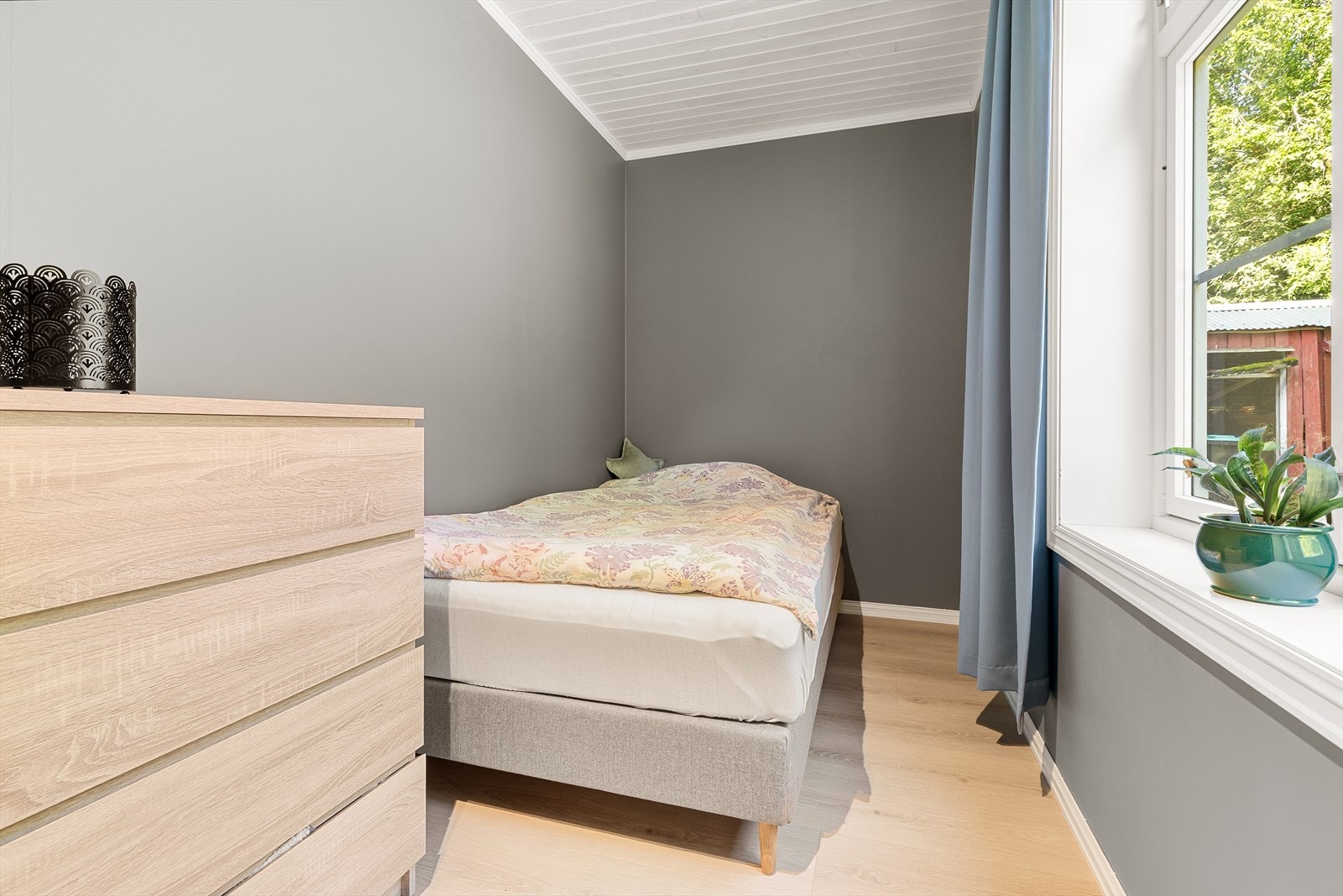 Soverom 2 - Fint soverom med stort vindu og god plass til oppbevaring. Galleribilde