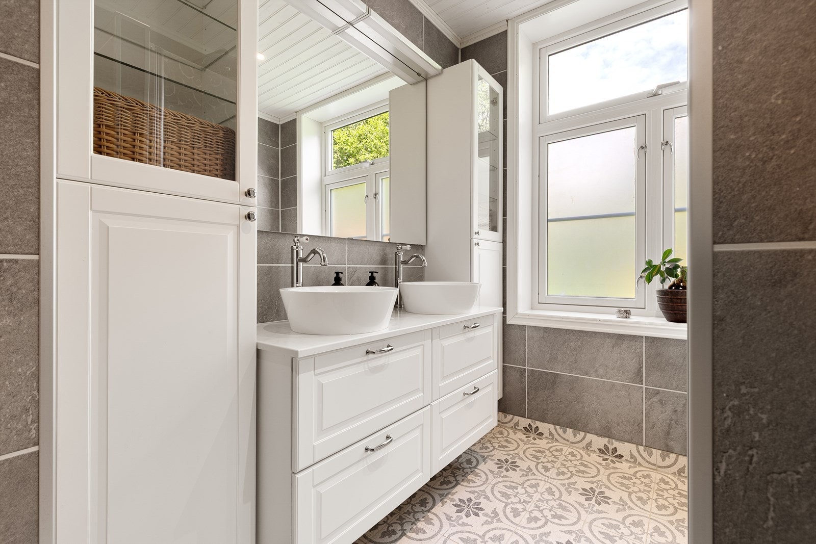 Fint og moderne bad med innredning med to servanter. Galleribilde