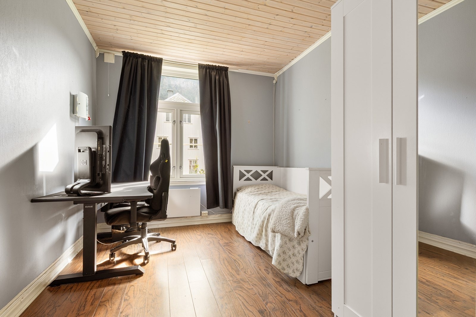 Soverom 3 - Plass til skrivebord og klesskap. Galleribilde