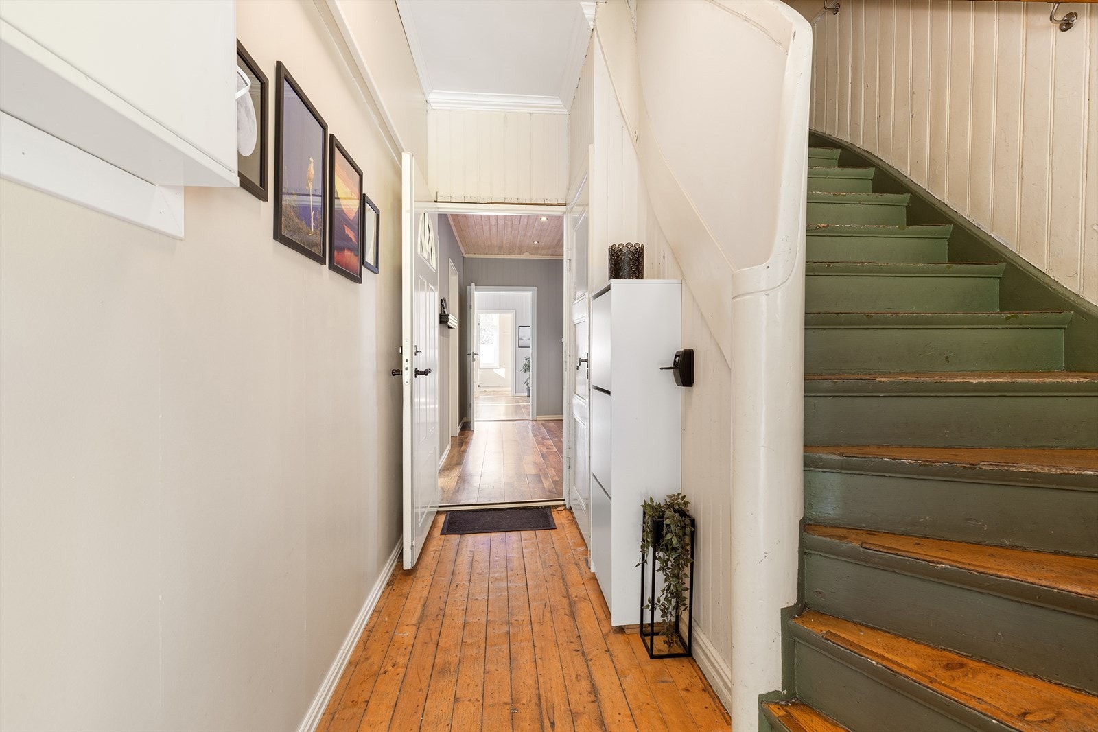 Entrè med trapp opp til loft. Halvparten av loftet tilhører denne boligen. Galleribilde