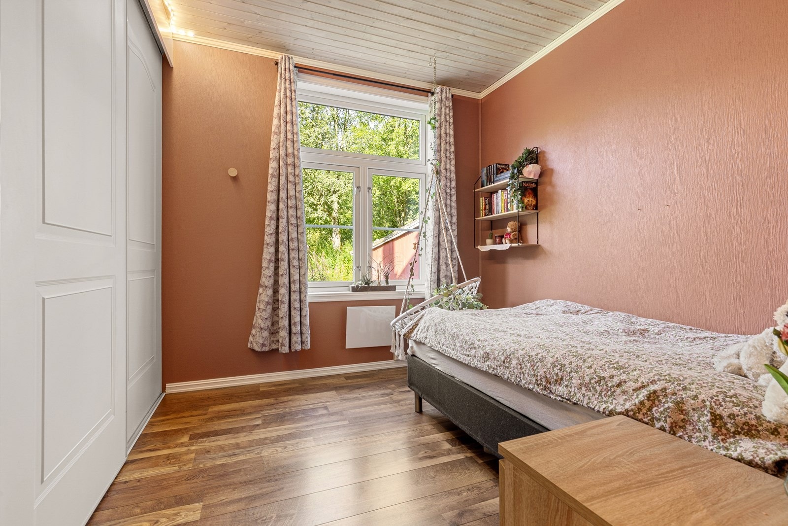 Soverom 1 - Romslig soverom med utsikt mot vest. Galleribilde