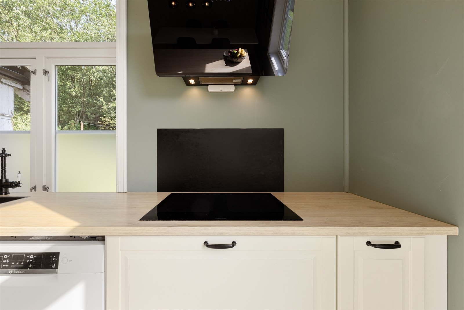 Integrert platetopp og ventilatorhette med avtrekk ut. Galleribilde