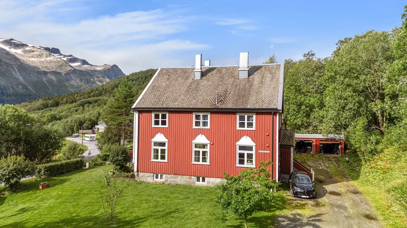 Fin bolig omringet av nydelige omgivelser. Galleribilde