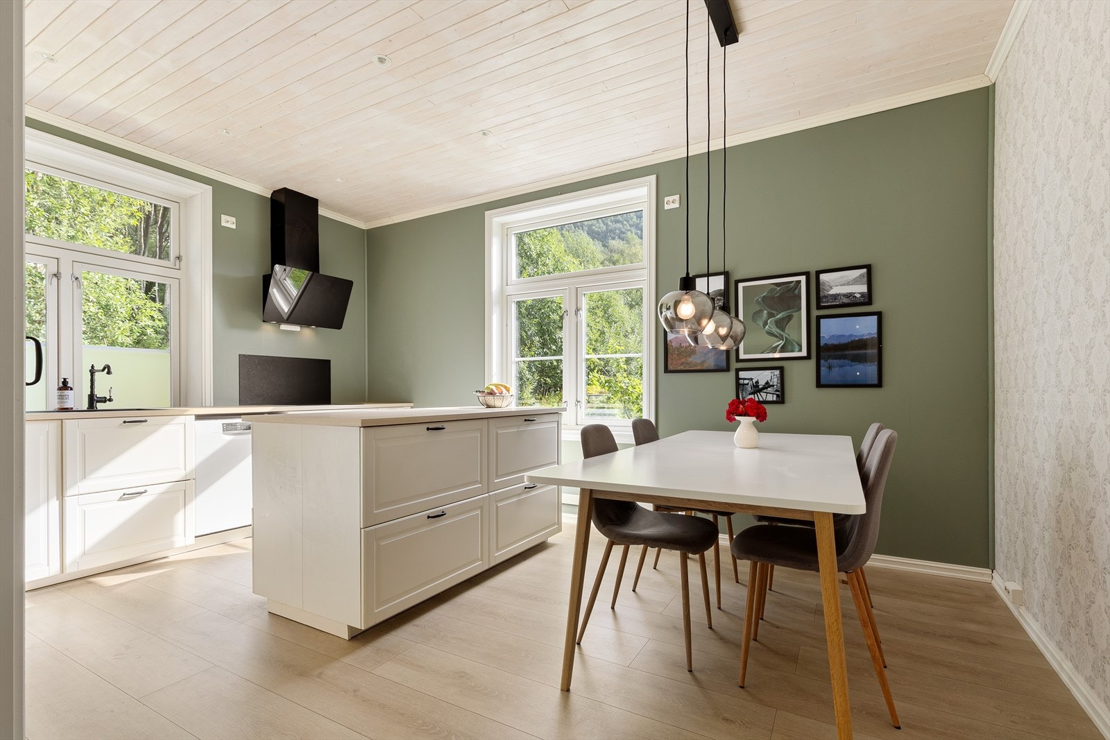 God plass på kjøkkenet til spisegruppe. Galleribilde