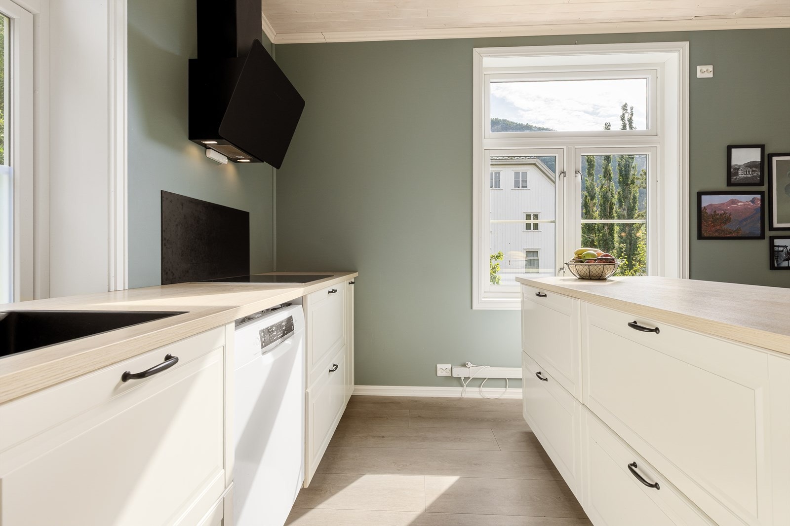 Stor benkeplass med laminat benkeplater. Galleribilde