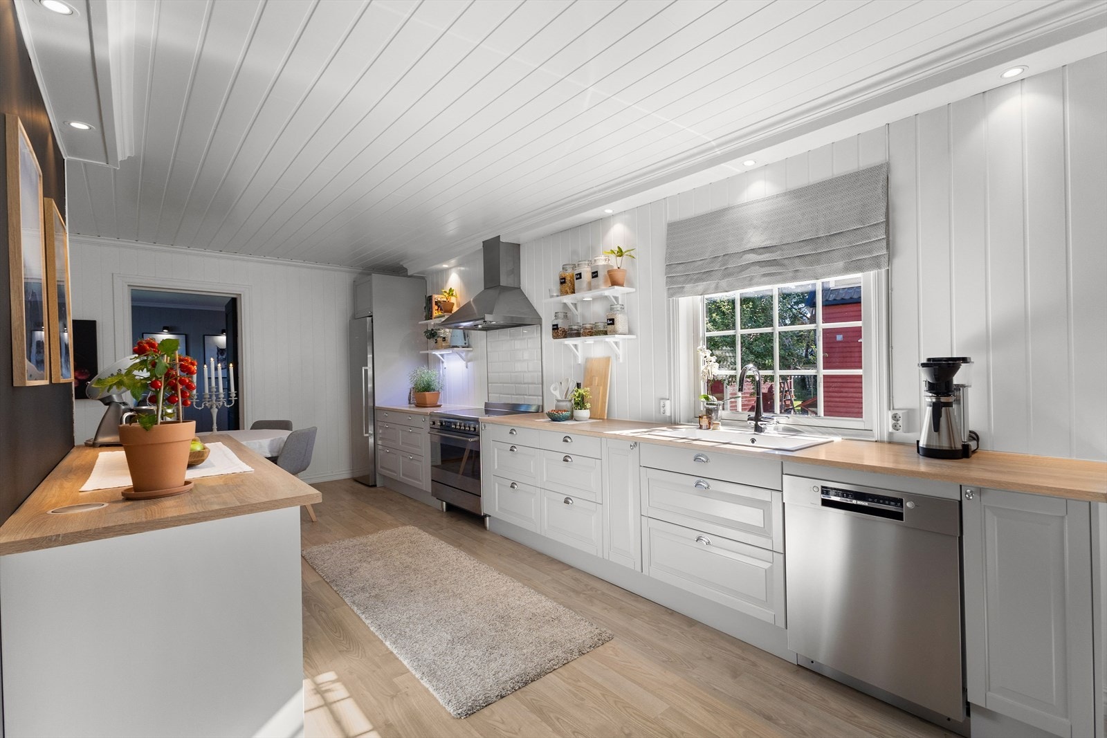 Epoq-kjøkken fra 2016 med grå profilerte fronter, laminert benkeplate og integrert oppvaskkum. Galleribilde