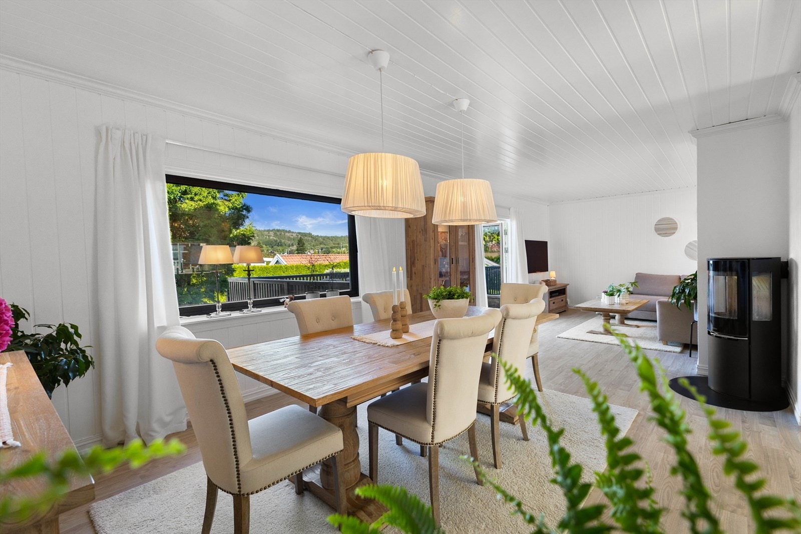 Boligen har en gjennomtenkt planløsning med tydelige soner. Spisestuen er naturlig plassert med god plass til en stor spisegruppe. Galleribilde