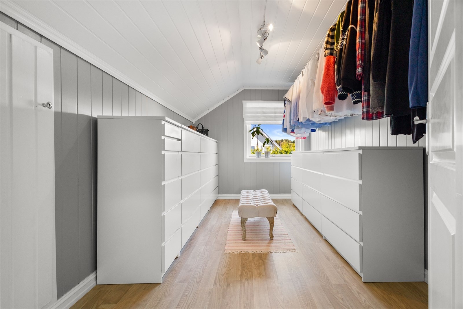Walk-in med adkomst fra badet, opprinnelig byggemeldt som soverom. Galleribilde