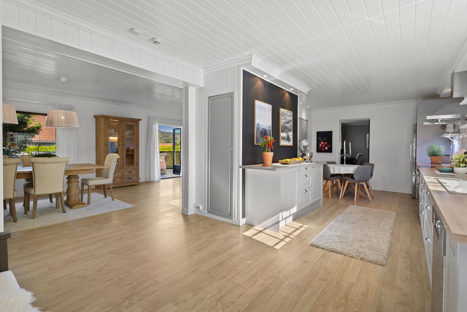 Velkommen inn til en lys og romslig stue med vedovn, god takhøyde og store vindusflater. Utgang til vestvendt terrasse med fine solforhold. Galleribilde