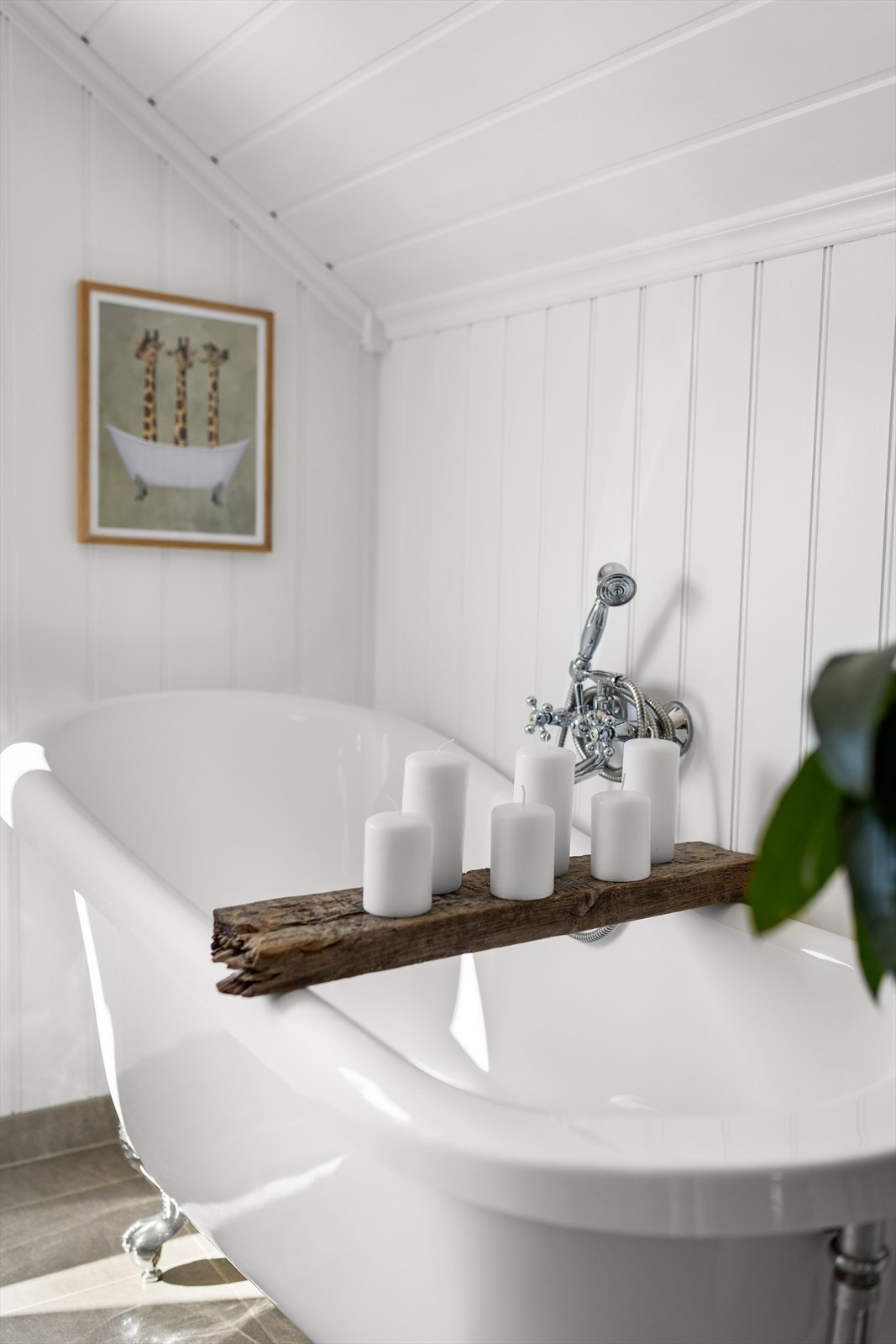Utstyrt med badekar, dobbel servant, dusjkabinett og wc. Galleribilde